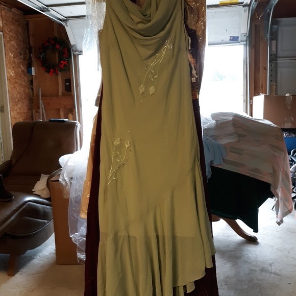 Dresses - Picture 7 of 8